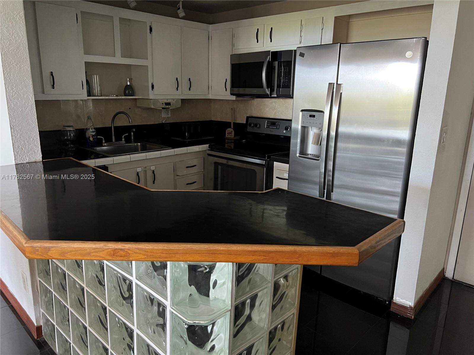 THREE HORIZONS SOUTH COND - Residential