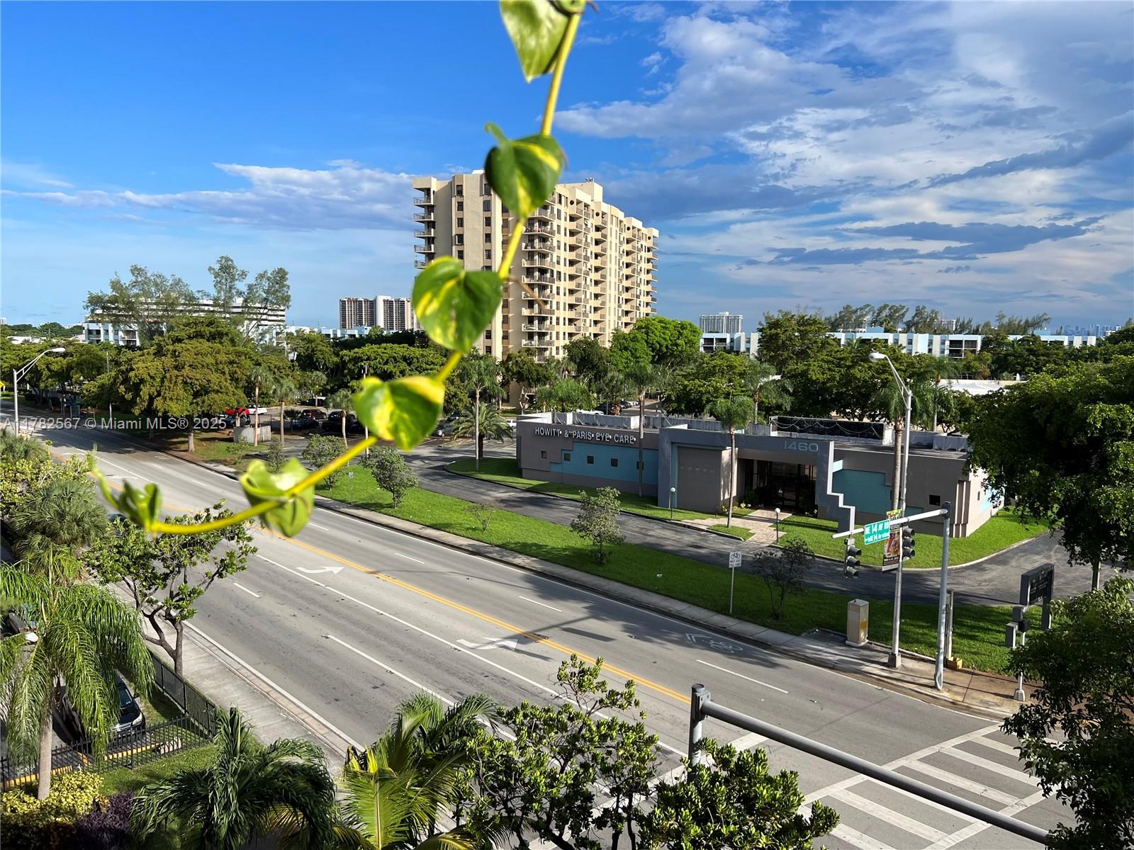 THREE HORIZONS SOUTH COND - Residential