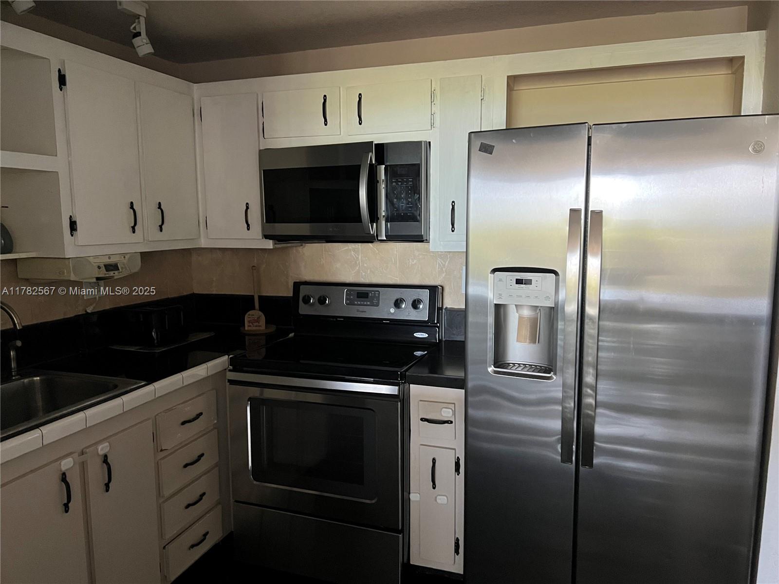 THREE HORIZONS SOUTH COND - Residential