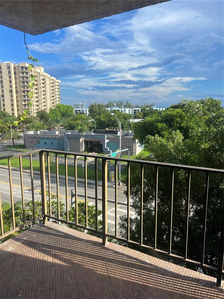 THREE HORIZONS SOUTH COND - Residential