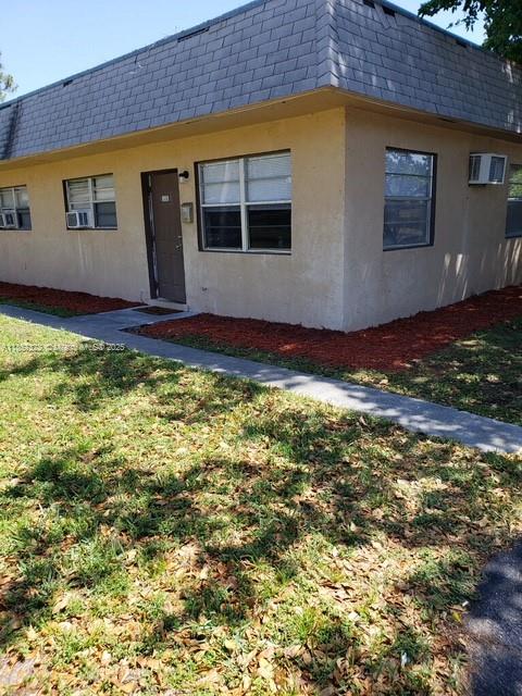 GREAT 1/1 in Oakland Park. Nice residential area. The unit comes with a washer and dryer. Easy to show and easy to rent