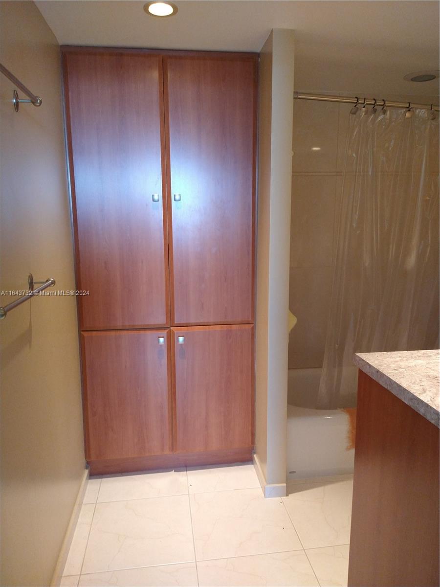 WINSTON TOWERS 200 - Residential