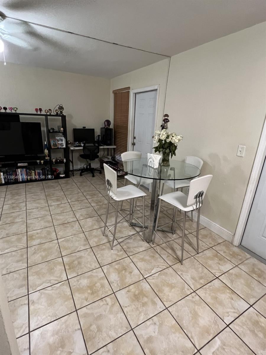 Location location location !
Ready to move in 1/1 unit in a small quite building with parking/walking distance to restaurants and shops and few blocks fron the marina and parks.
