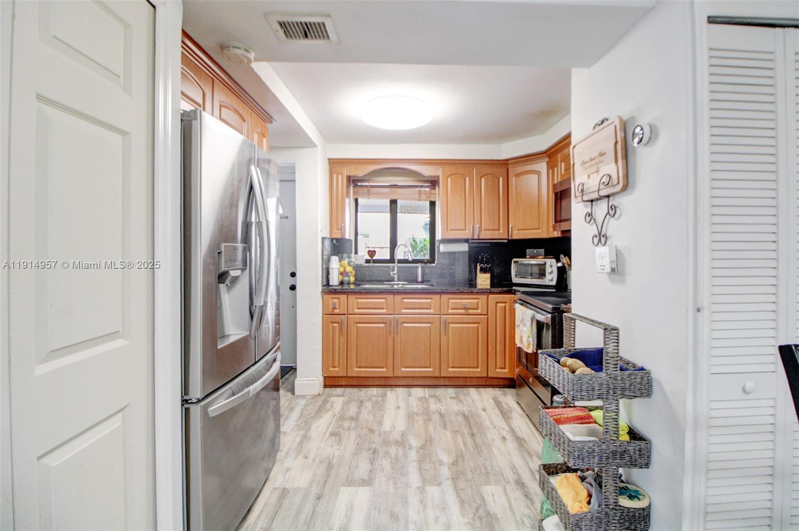 SNAPPER CREEK TOWNHOUSES - Residential Lease