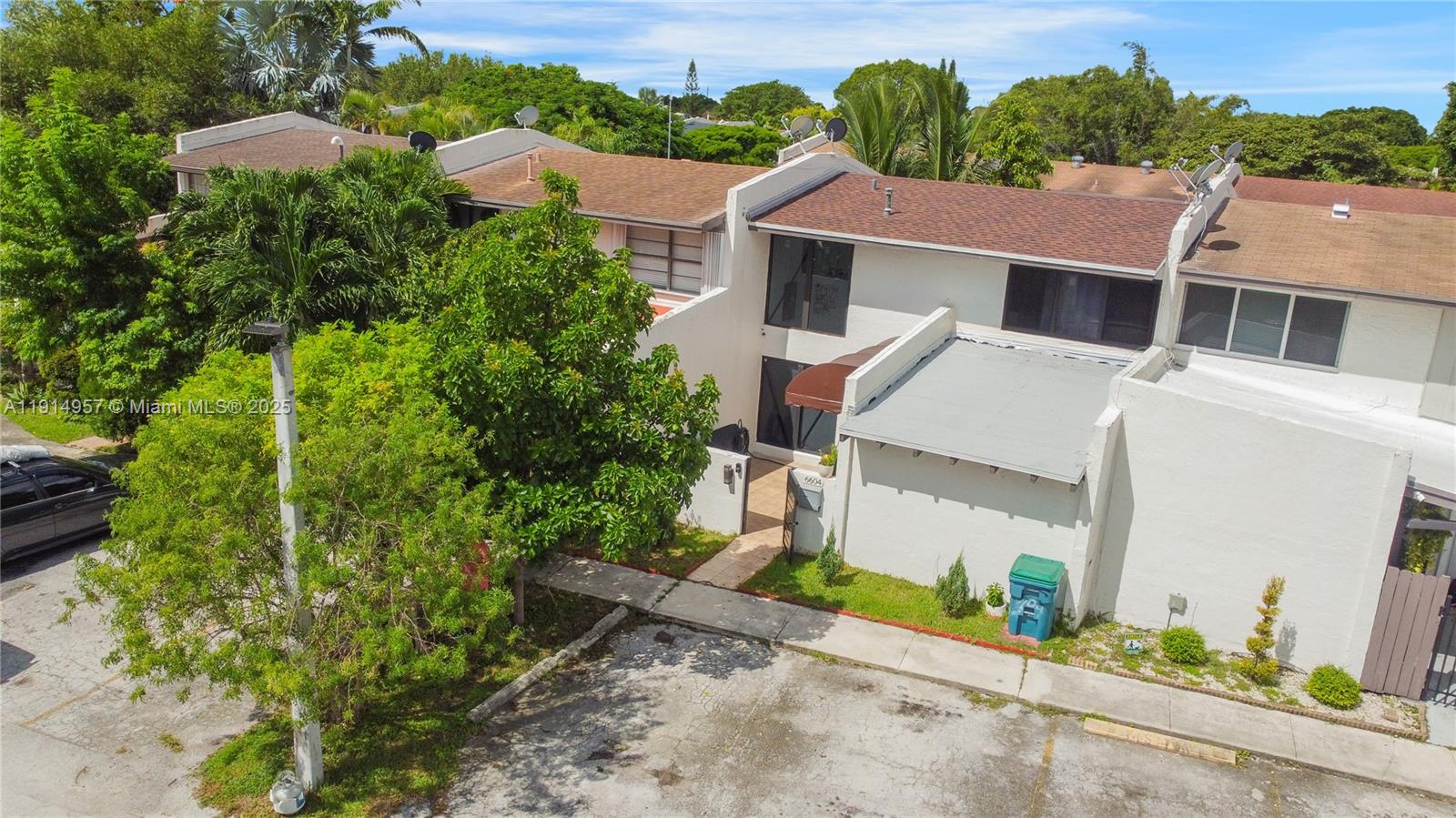 SNAPPER CREEK TOWNHOUSES - Residential Lease