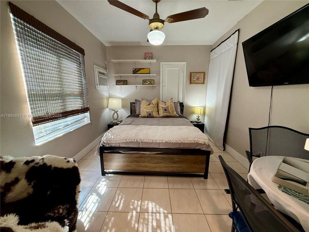 Photo of 901 SE 14th St #E, Fort Lauderdale, FL 33316 (MLS # A11893651)