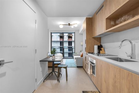 11 NE 6 th 2808 Miami FL 33132