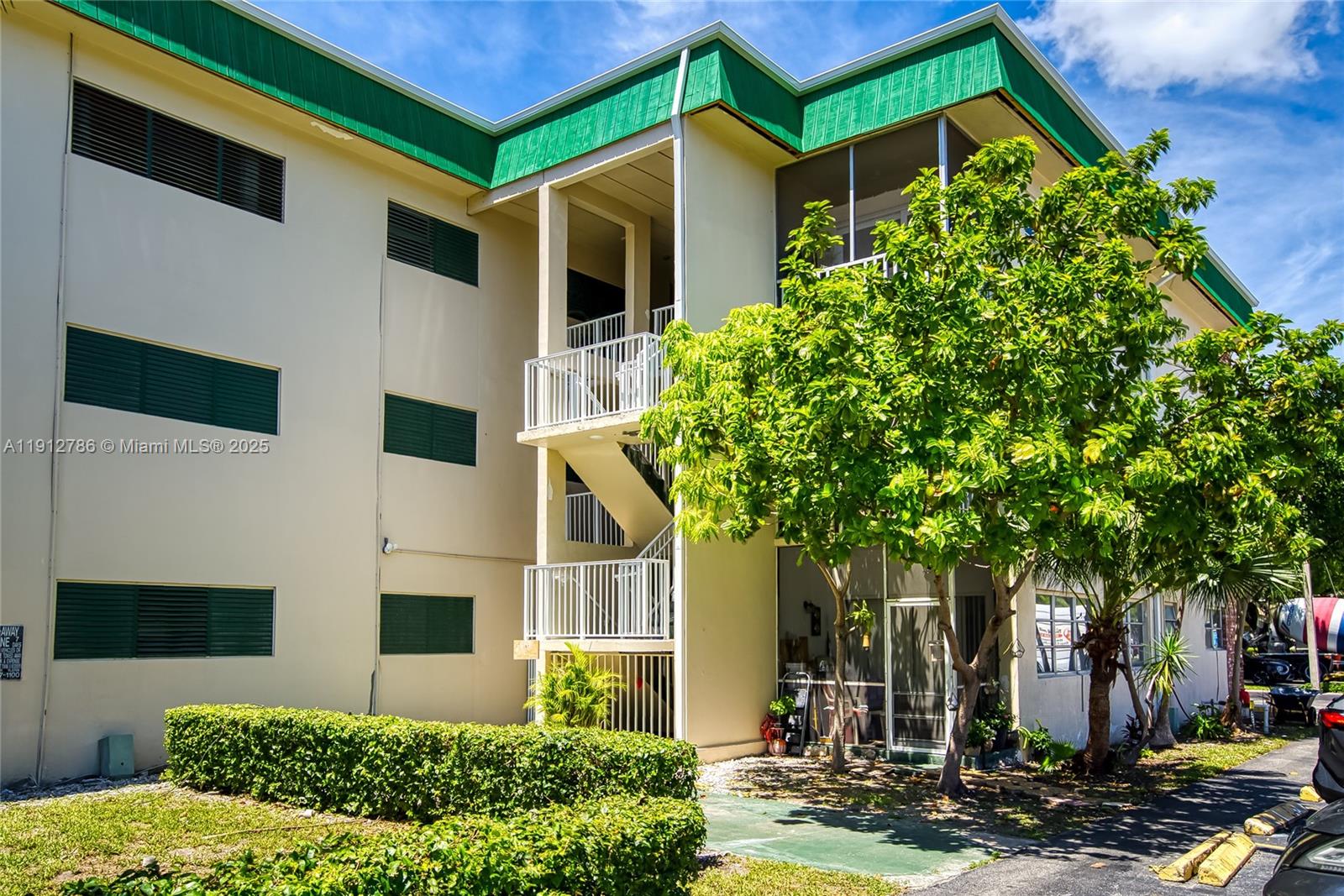 SEVENTEENTH GREEN CONDO - Residential