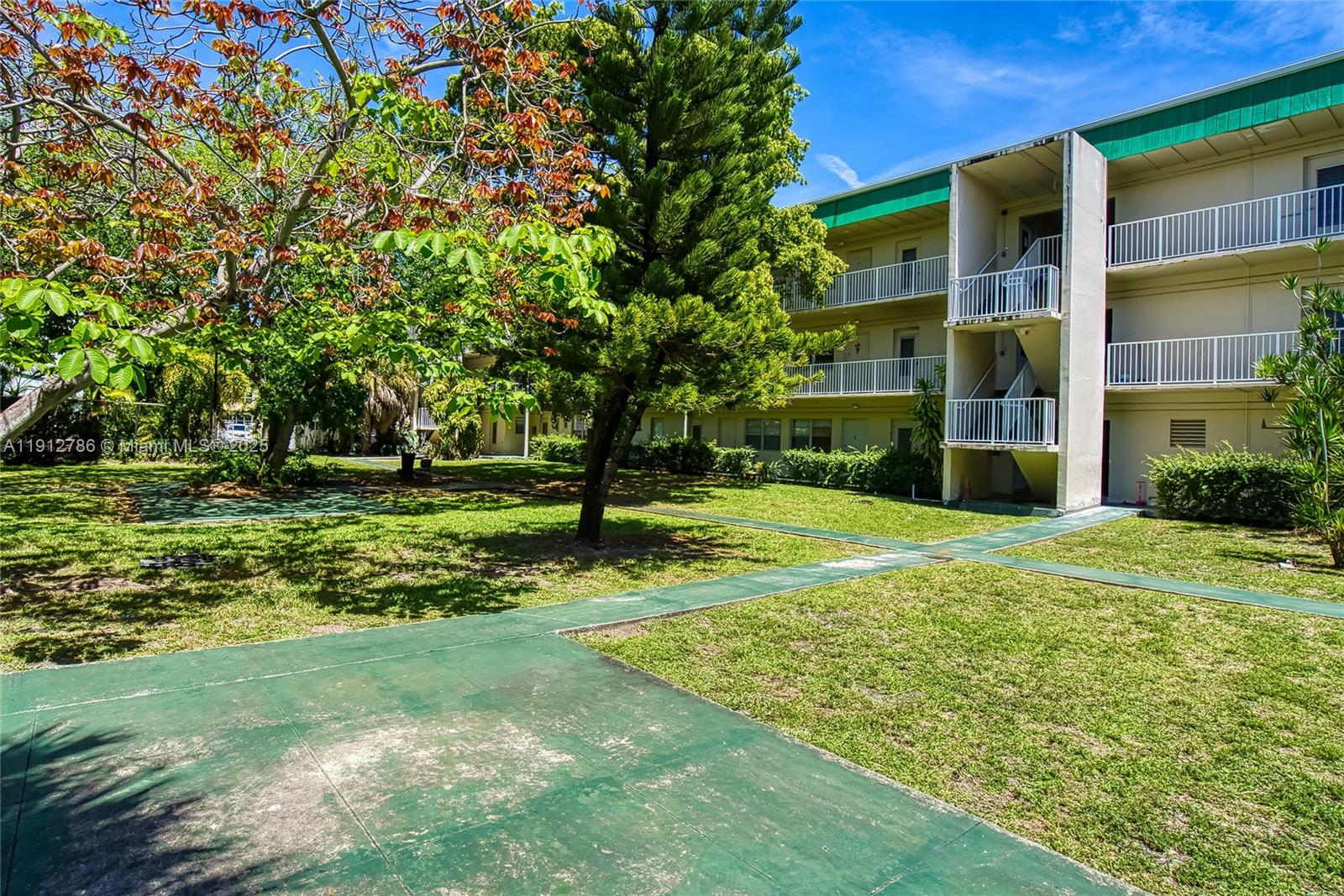 SEVENTEENTH GREEN CONDO - Residential