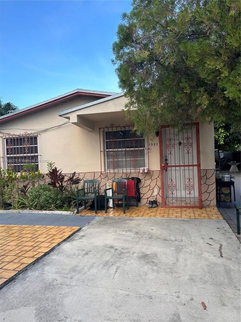 Single Family Residence in Hialeah FL 1521 7th Ave Ave.jpg