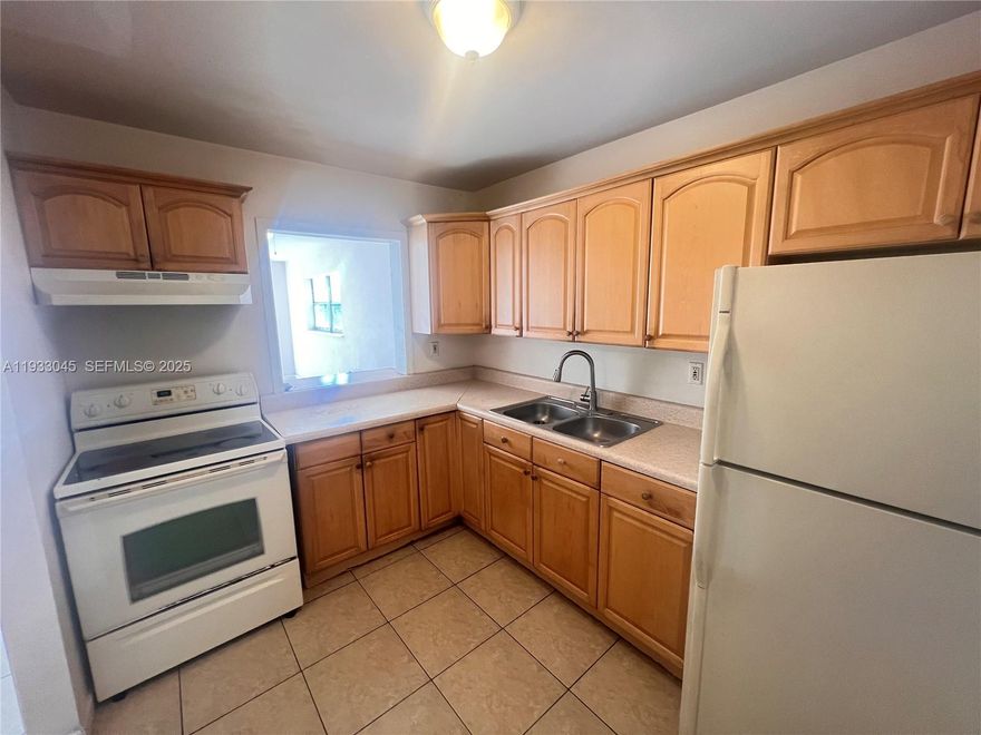 Beautiful & Spacious 1 Bedroom, 1 Bath Condo
This condo features an upgraded well maintain and updated kitchen , updated bathrooms, tile flooring throughout. Enjoy balcony perfect for relaxing. Water is included on the rent, Excellent location closed to all the shoppings, supermarkets!  come and take a look of your next home!