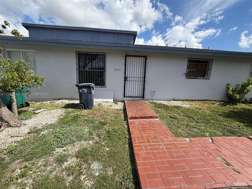 Townhouse for Sale – Excellent Location Townhouse with 3 bedrooms and 2 bathrooms. Fenced backyard. The property includes two parking spaces and is located in a well-connected area, close to services and main roads. Ideal for family living or investment.