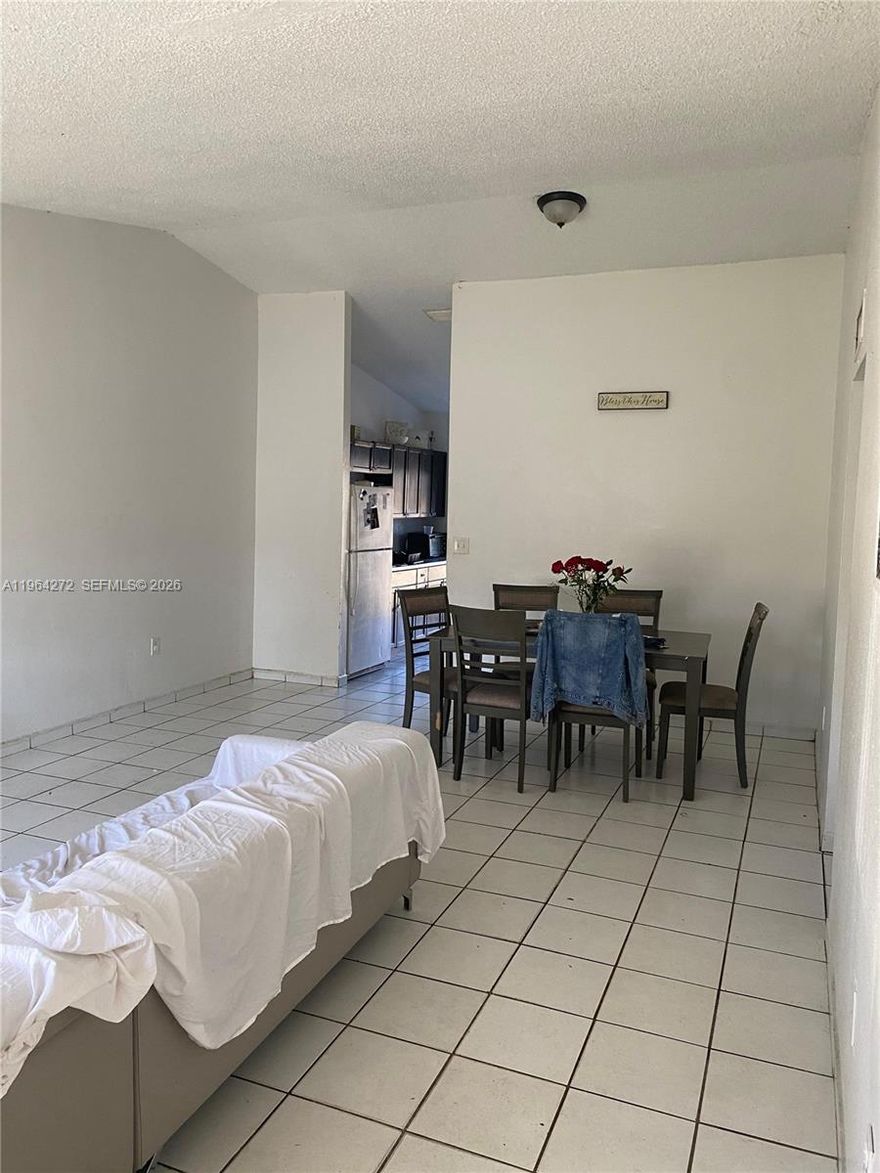 Townhouse for Sale – Excellent Location Townhouse with 3 bedrooms and 2 bathrooms. Fenced backyard. The property includes two parking spaces and is located in a well-connected area, close to services and main roads. Ideal for family living or investment.
