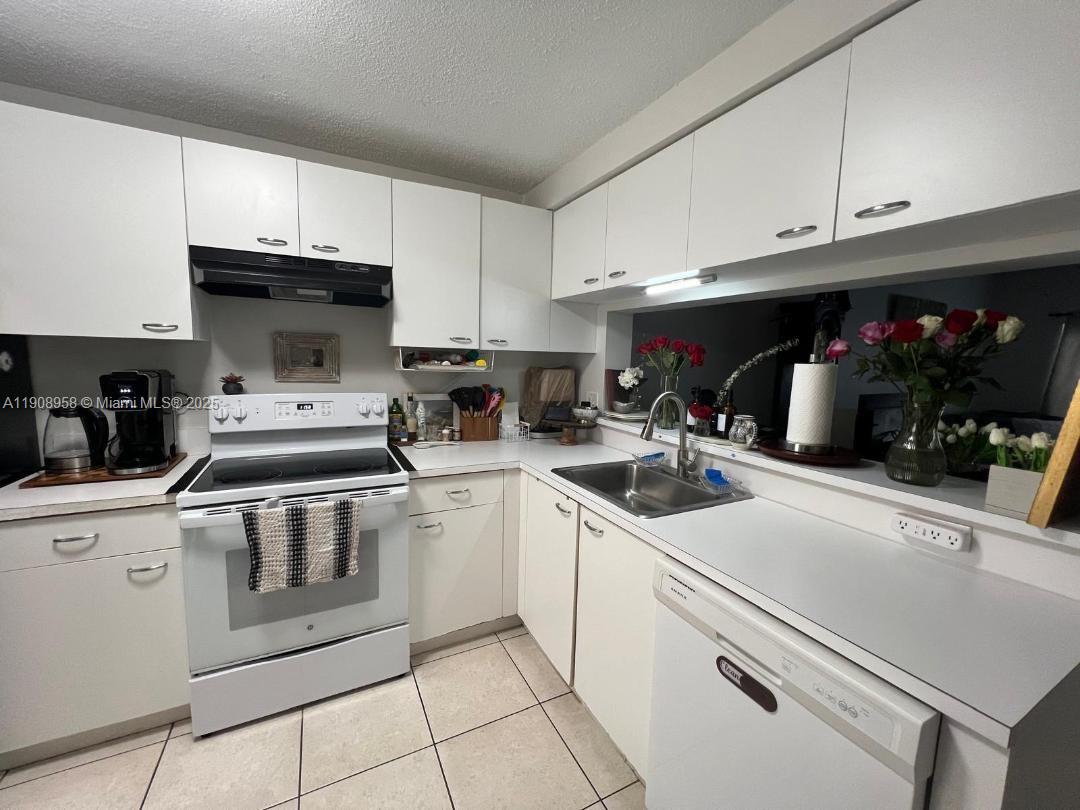 BANYAN OAKRIDGE COMMERCIA - Residential Lease