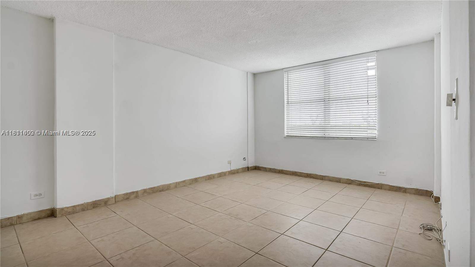 EASTERN SHORES WHITE HOUS - Residential