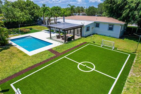 Single Family Residence in Miami FL 7800 96th St.jpg