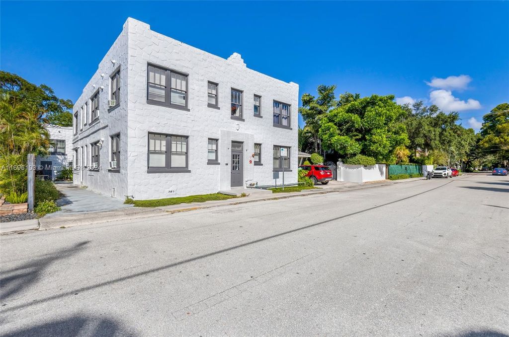 Photo of 1521 SE 2nd Ct, Fort Lauderdale, FL 33301 (MLS # A11696103)