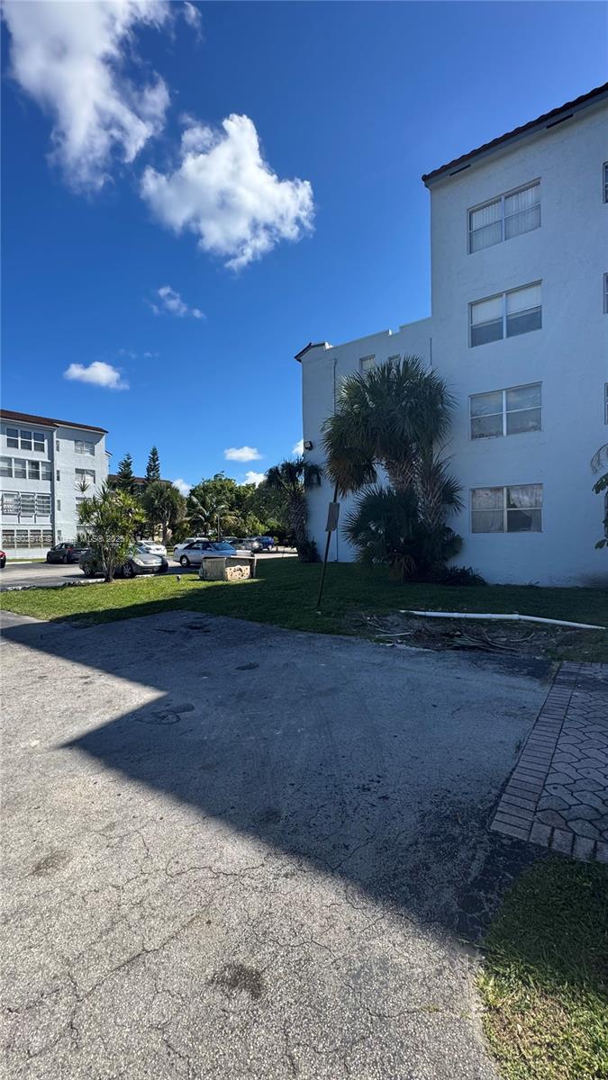 SOMERSET AT LAUDERDALE LA - Residential