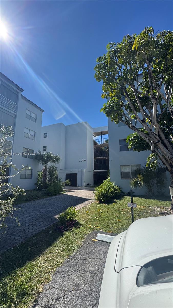 SOMERSET AT LAUDERDALE LA - Residential