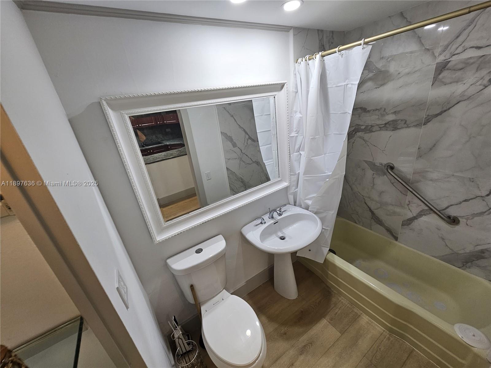 BRICKELL BAY TOWER CONDO - Residential Lease