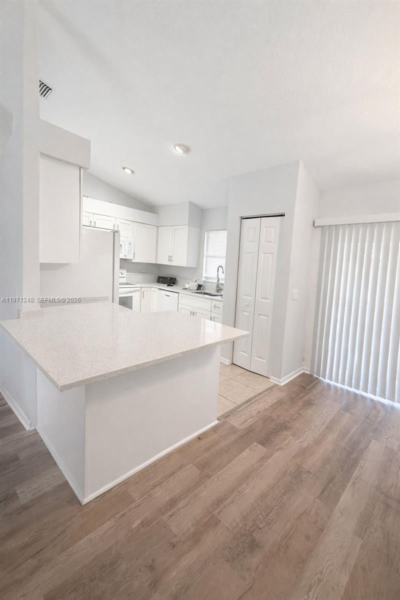 VARSITY LAKE - Residential