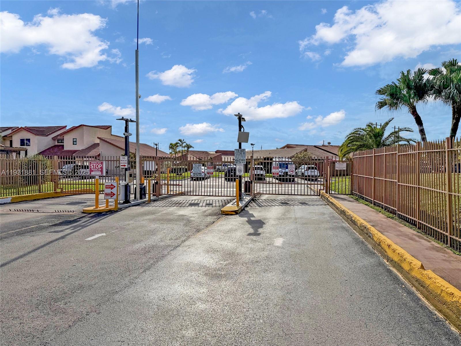 TAMIAMI LAKES TOWNHOMES S - Residential