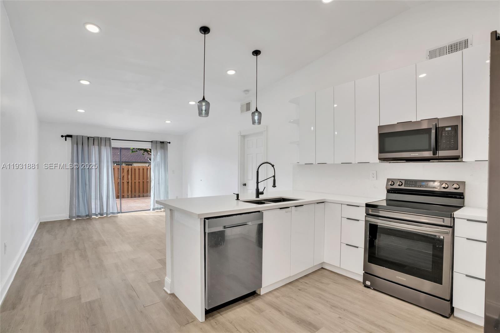 TAMIAMI LAKES TOWNHOMES S - Residential