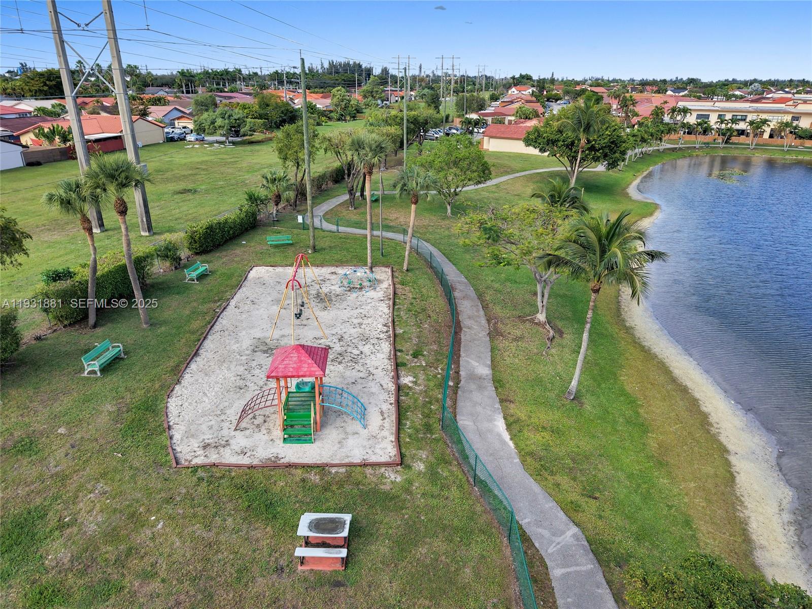 TAMIAMI LAKES TOWNHOMES S - Residential