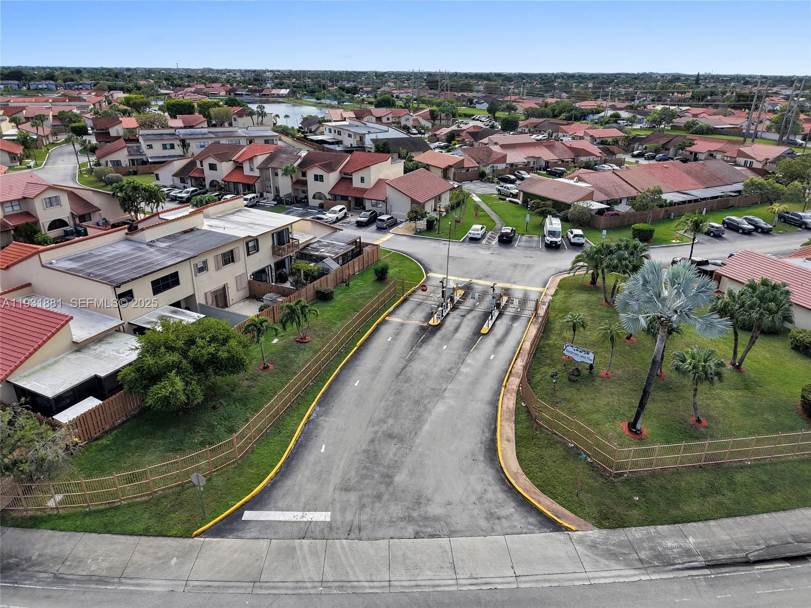 TAMIAMI LAKES TOWNHOMES S - Residential