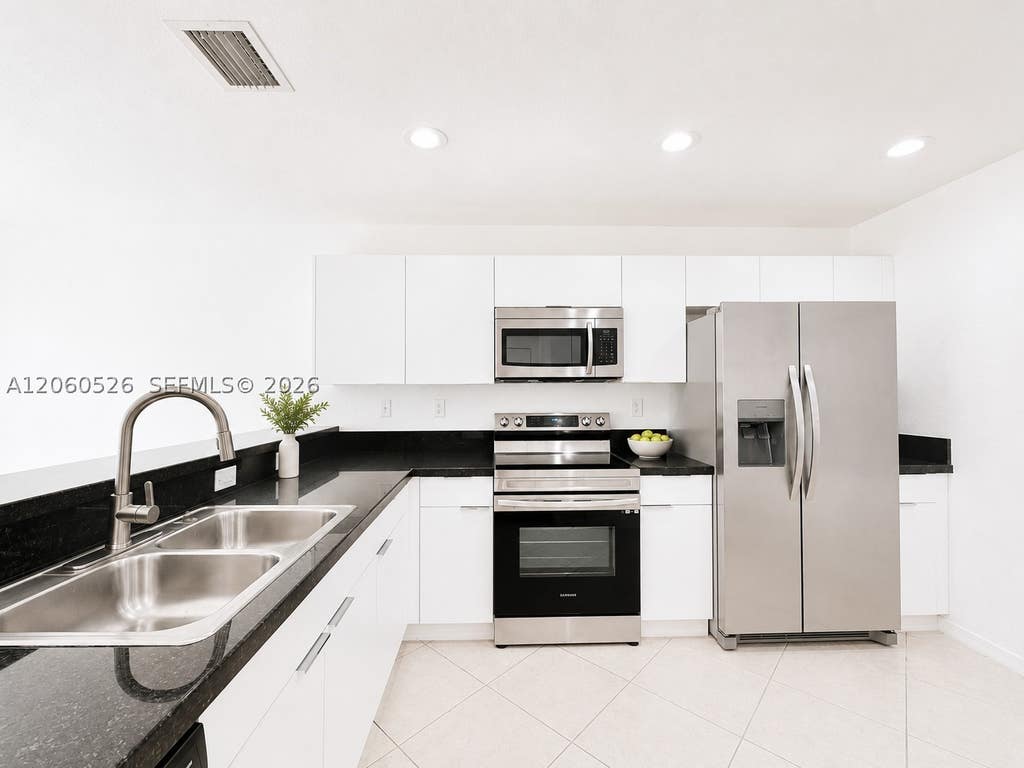 Photo of 324 NE 3rd St #D, Hallandale Beach, FL 33009 (MLS # A12060526)