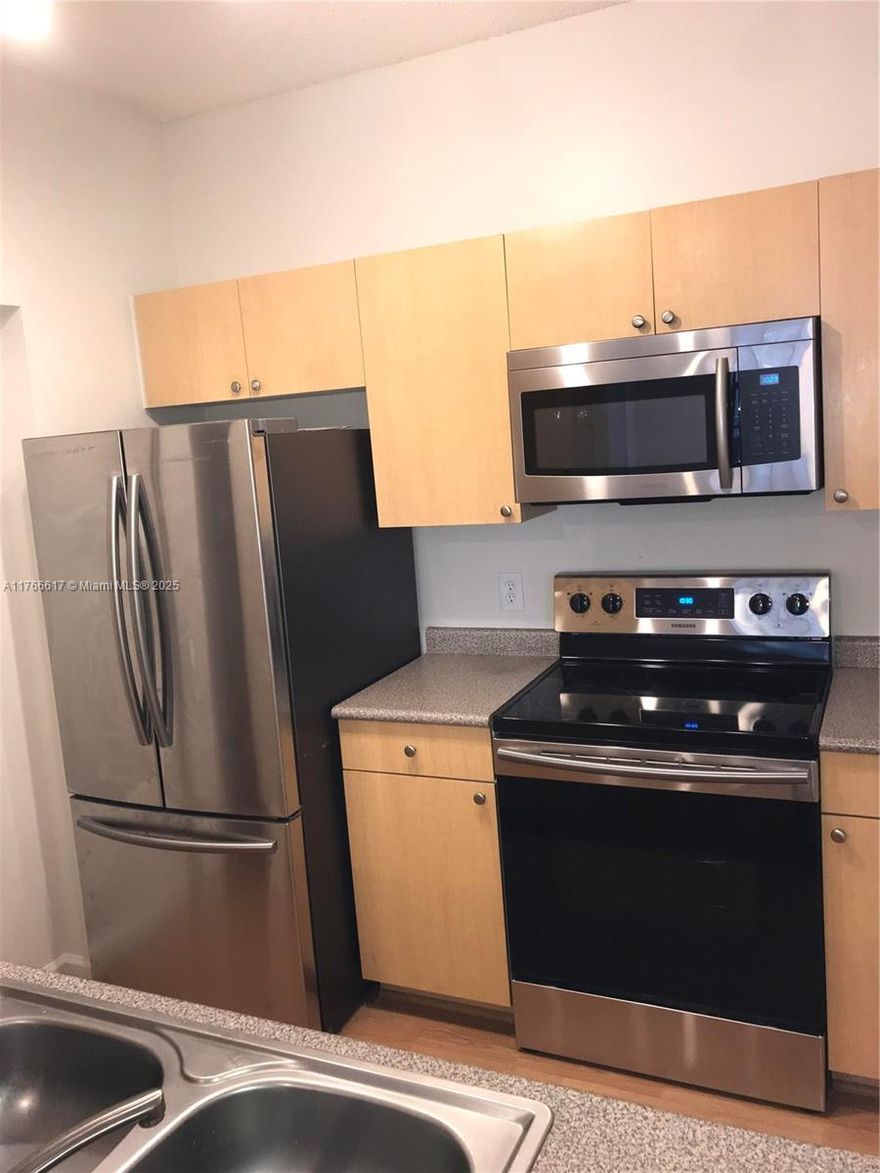 **EXCELLENT INVESTOR OPPORTUNITY- ULTIMATE DOWNTOWN LIVING- BEAUTIFULLY MAINTAINED & UPSCALE BUILDING--REGENT PARK--IMMEDIATE RENTING UPON CLOSING OK- 4X PER YEAR, MIN 90 DAYS. THIS UPDATED 1/1 CONDO ON THE 1ST FLOOR OF THE LUXURY & SECURED COMMUNITY FEATURES UPDATED STAINLESS STEEL APPLIANCES (ALL REPLACED IN 2018- INCL A/C UNITS) W/ NEWER PORCELAIN TILE FLOORS & WASHER/DRYER IN UNIT! ENJOY A RESORT STYLE POOL, JACUZZI, COURTYARDS, GRILLS, GYM AND CLUBHOUSE. 1 COVERED GARAGE SPACE IS INCLUDED. BUILDING HAS SECURE LOBBY WITH ENTRY SYSTEM ALONG WITH ON SITE MANAGEMENT. RESTAURANTS, PUBLIX AND NIGHTLIFE IS AROUND THE CORNER AND LESS THAN 2 MILES/10 MINS TO BEACH. HIGH CEILINGS (ONLY IN 1ST FLOOR UNITS) AND OVERSIZED WINDOWS FOR EXTRA NATURAL LIGHT. SHOPS/RESTAURANTS JUST STEPS FROM YOUR DOOR