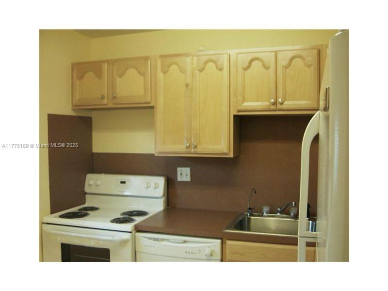 Rental Property at 220 Sw 9th Ave 109, Hallandale Beach, Broward County, Florida - Bedrooms: 1 
Bathrooms: 2  - $1,600 MO.