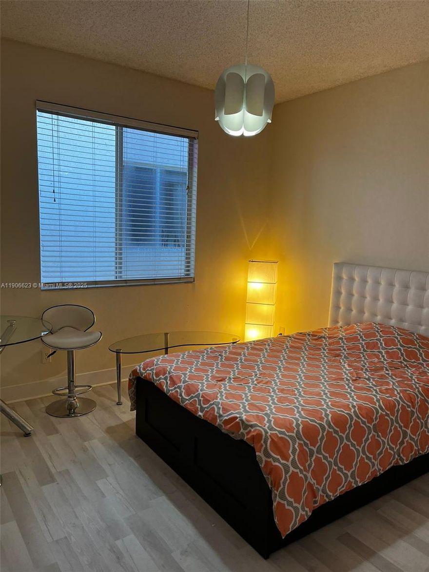 beatifll roon with bathroom