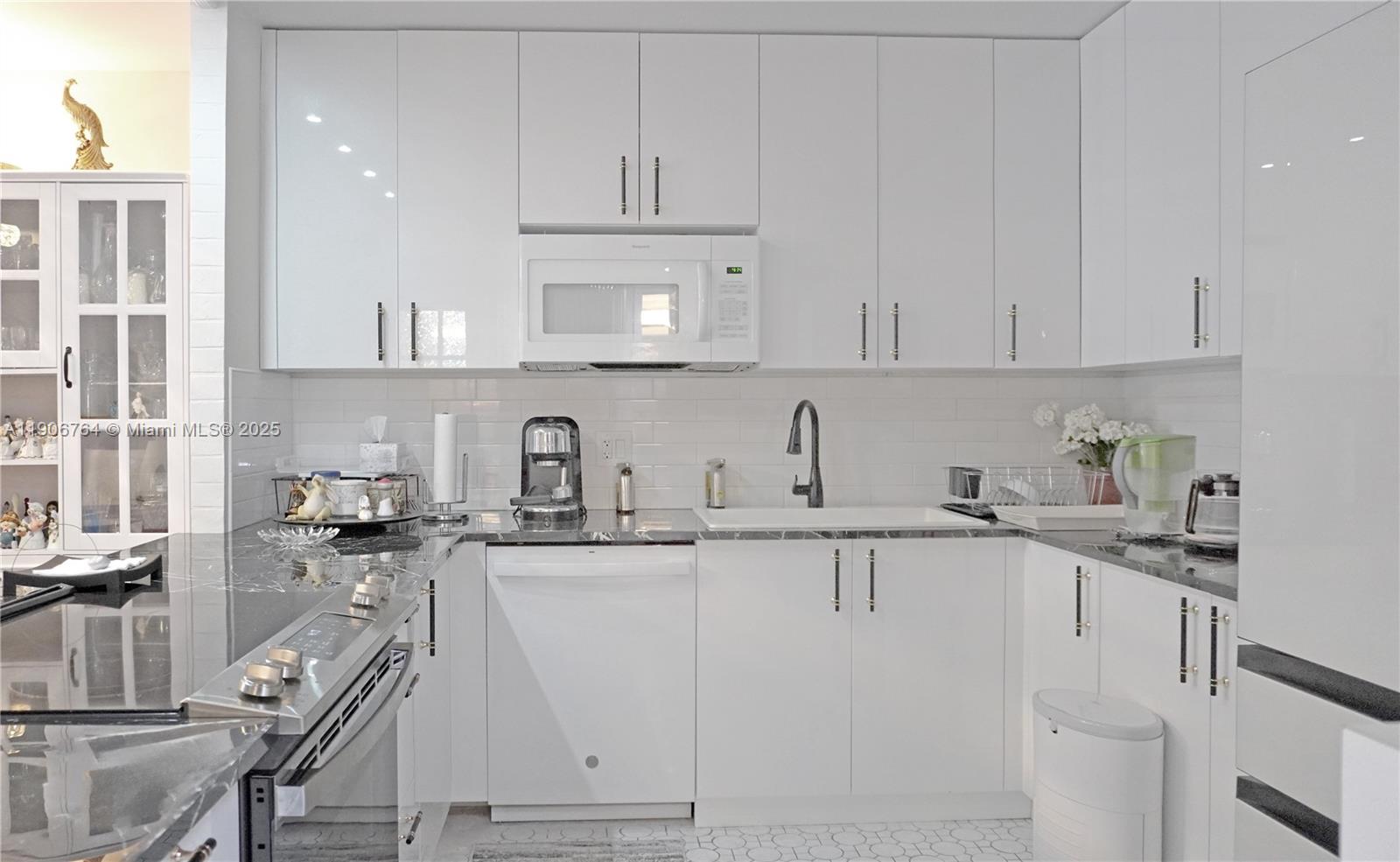 ADMIRALS PORT CONDO-EAST - Residential