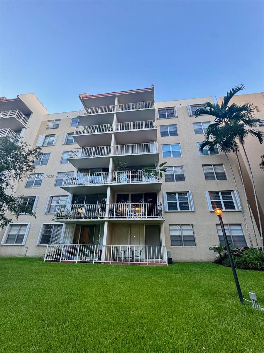 Spacious 1-bedroom condo in the desirable Village at the Falls community! This home features wood floors, a large living area, spacious kitchen, updated bathroom, and a generous walk-in closet in the primary bedroom. Enjoy stunning 6th-floor views from your private balcony. Community amenities include a pool, tennis courts, gym, clubhouse, BBQ/picnic area, 24/7 security, elevator, and on-site management. Ideally located just one block from upscale dining and shopping at The Falls Mall and Lifetime Gym. Close to Pinecrest and Palmetto Bay. Leasing allowed — perfect for investors or end-users alike! CALL LISTING AGENT 786.236.2580 APOIMENTS WITH 24 HRS. NOTICE.
SHOWING TIMES: MONDAY TO THURSDAY FROM; 1:00PM TO 5:00PM