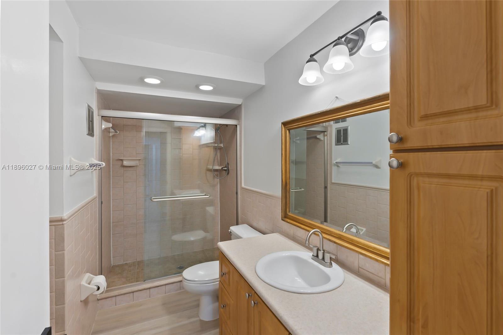 BUILDING FOUR OF RACQUET - Residential