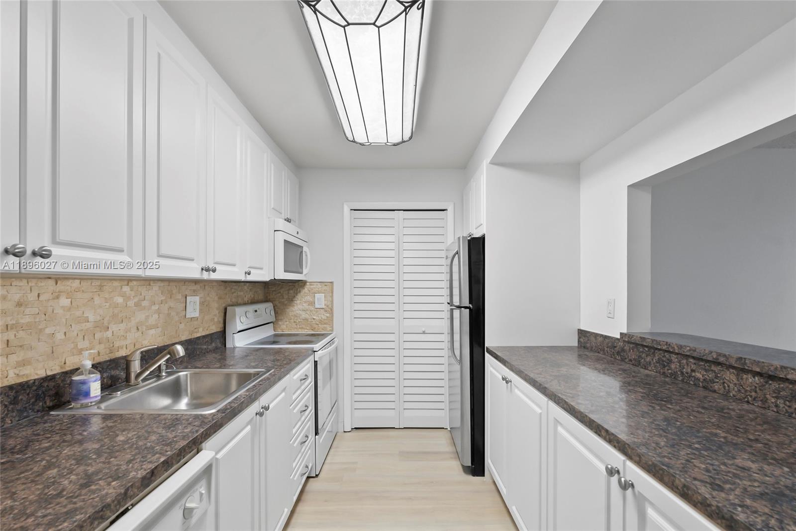 BUILDING FOUR OF RACQUET - Residential