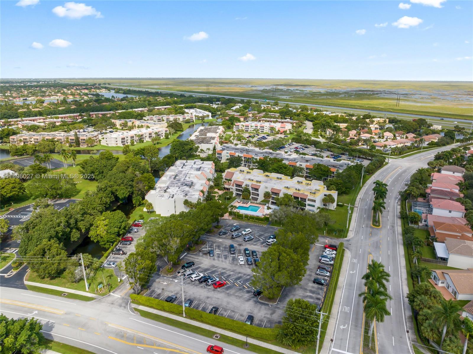 BUILDING FOUR OF RACQUET - Residential