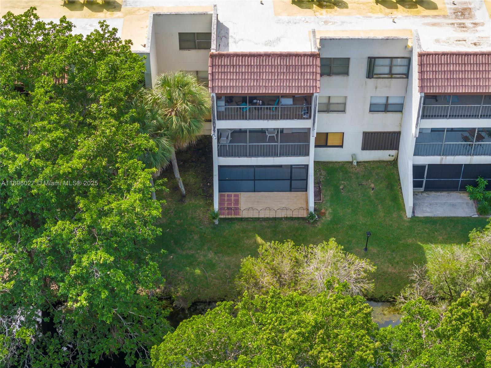 BUILDING FOUR OF RACQUET - Residential