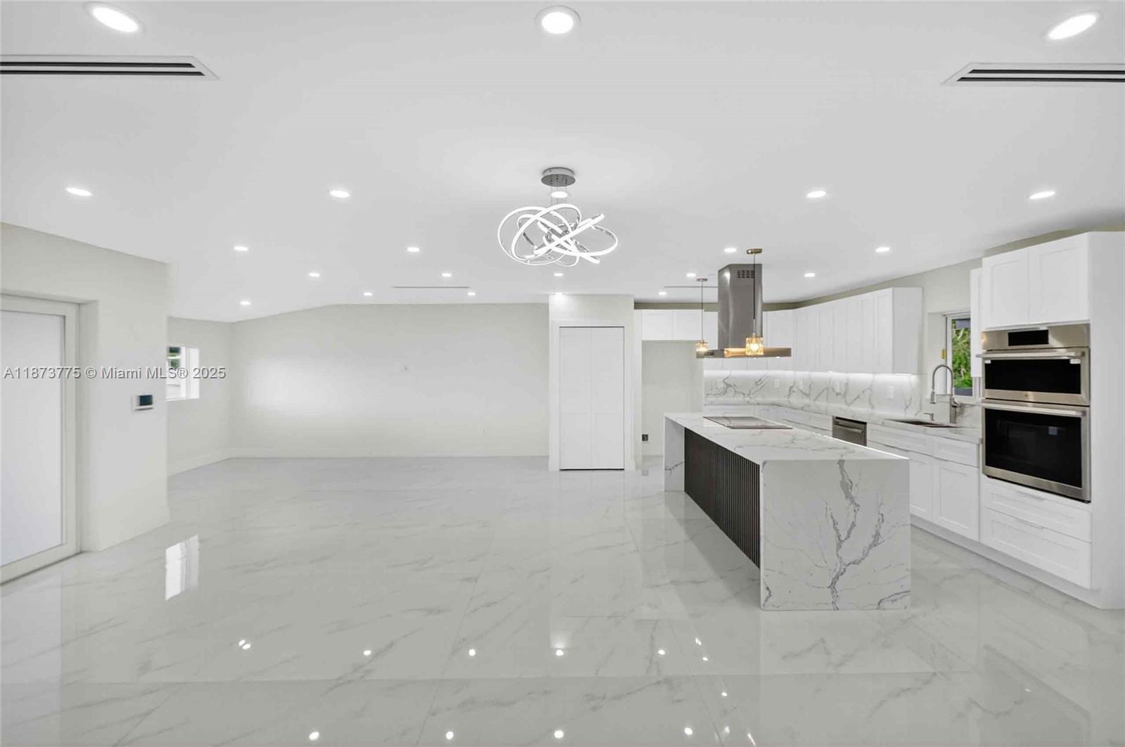 CRAVERO LAKE SHORE ESTATE - Residential