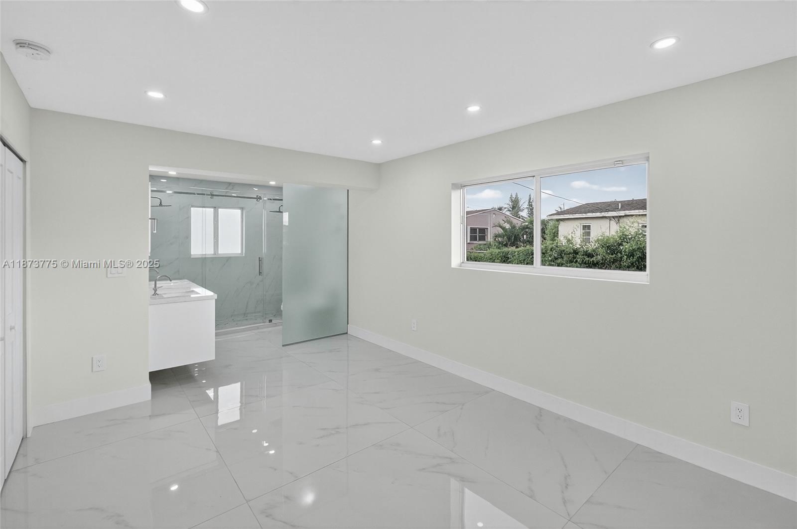 CRAVERO LAKE SHORE ESTATE - Residential