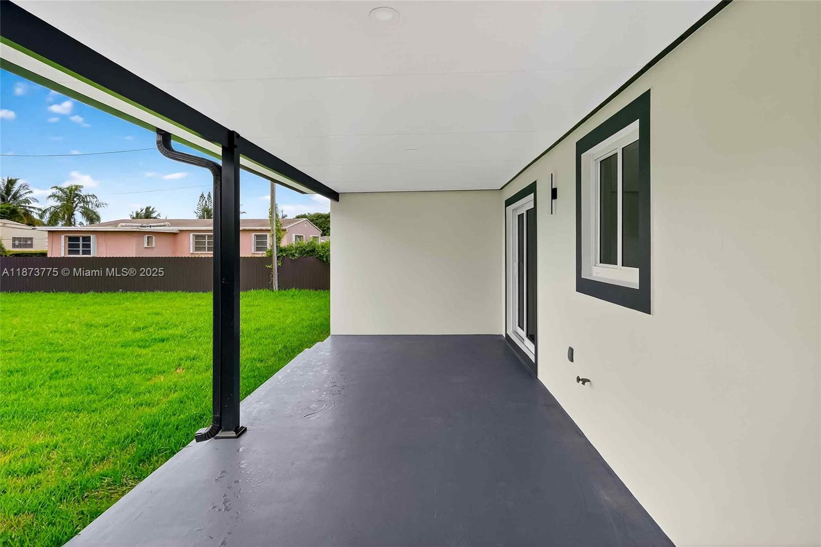 CRAVERO LAKE SHORE ESTATE - Residential