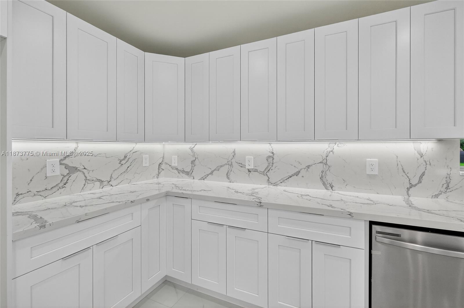 CRAVERO LAKE SHORE ESTATE - Residential