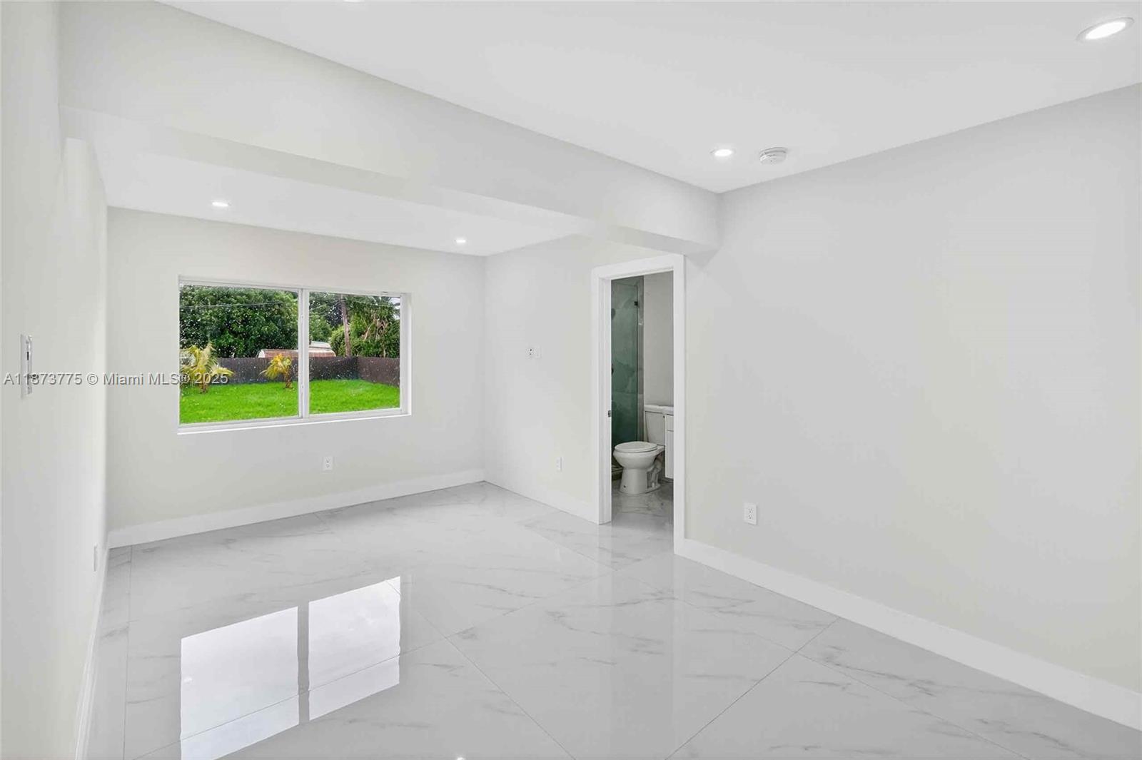 CRAVERO LAKE SHORE ESTATE - Residential