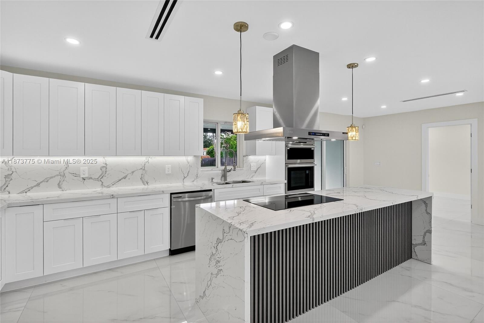 CRAVERO LAKE SHORE ESTATE - Residential