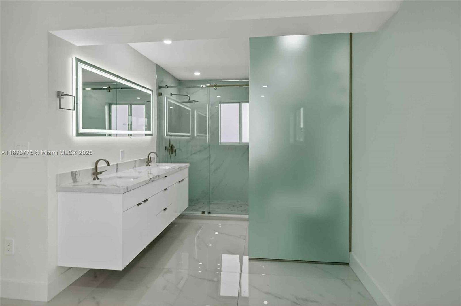 CRAVERO LAKE SHORE ESTATE - Residential