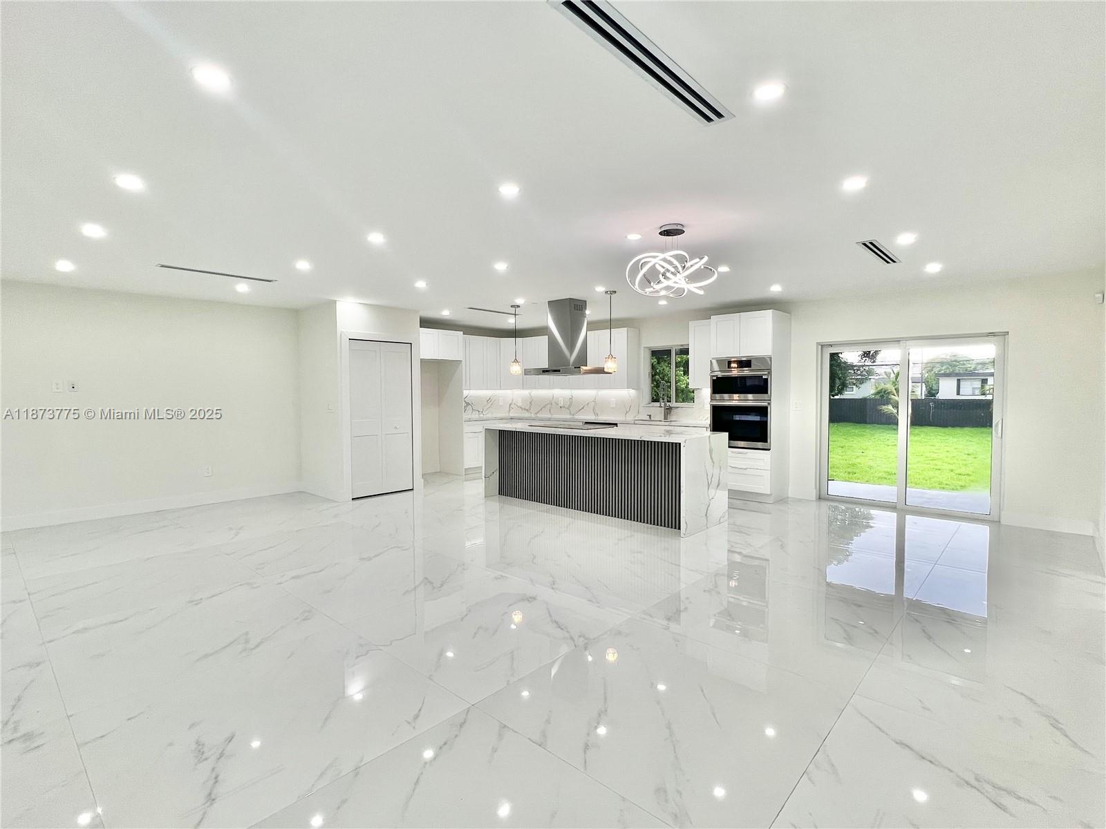 CRAVERO LAKE SHORE ESTATE - Residential