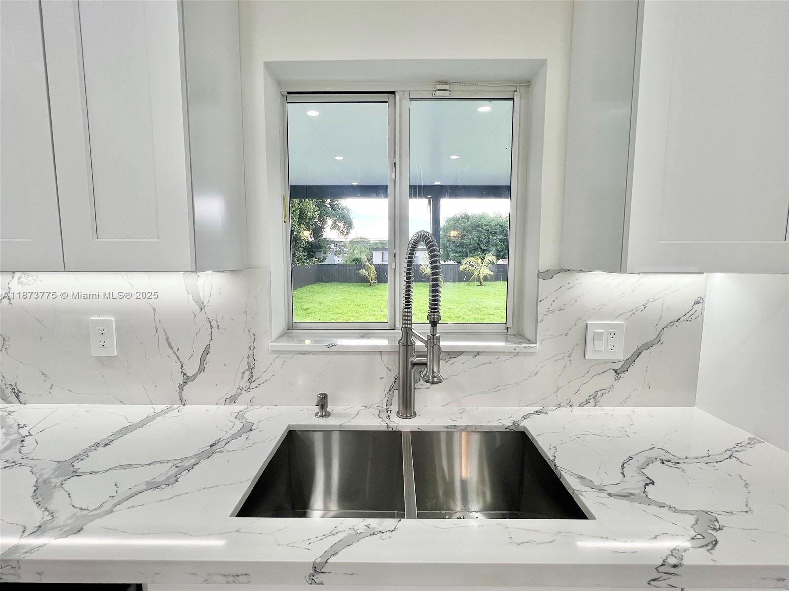 CRAVERO LAKE SHORE ESTATE - Residential