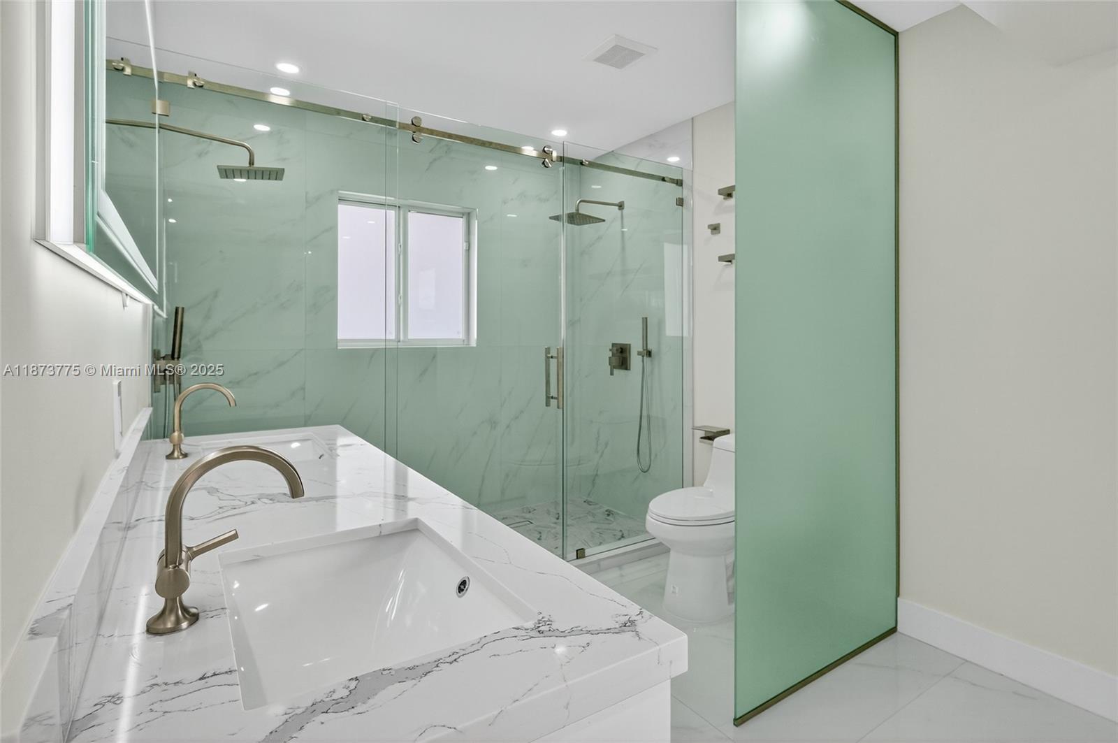 CRAVERO LAKE SHORE ESTATE - Residential