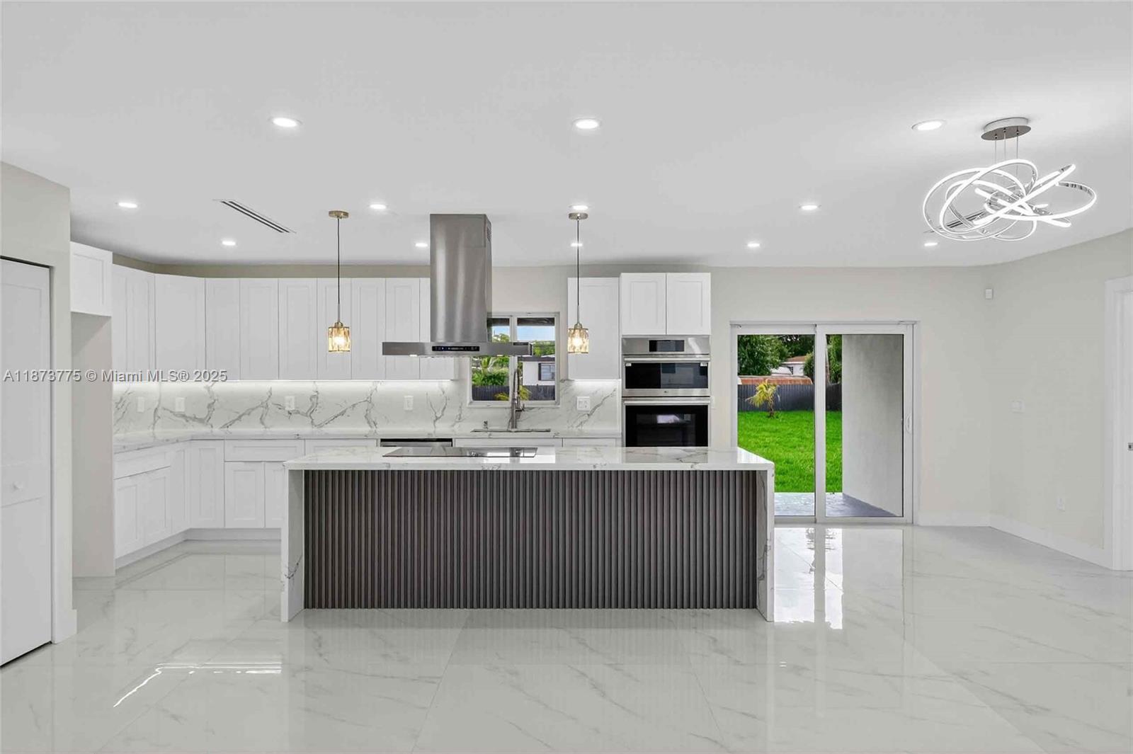 CRAVERO LAKE SHORE ESTATE - Residential